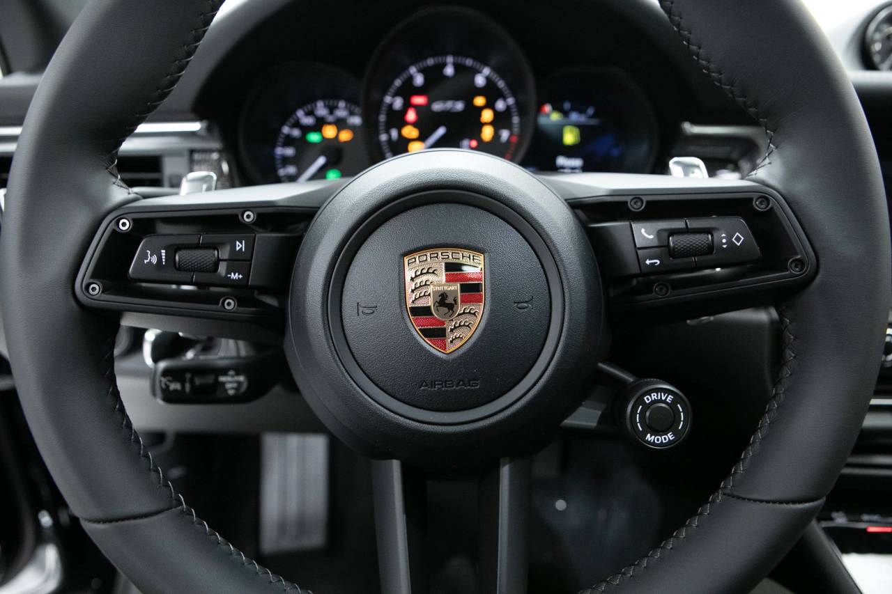 Thumbnail: 2026 Porsche Macan - 21