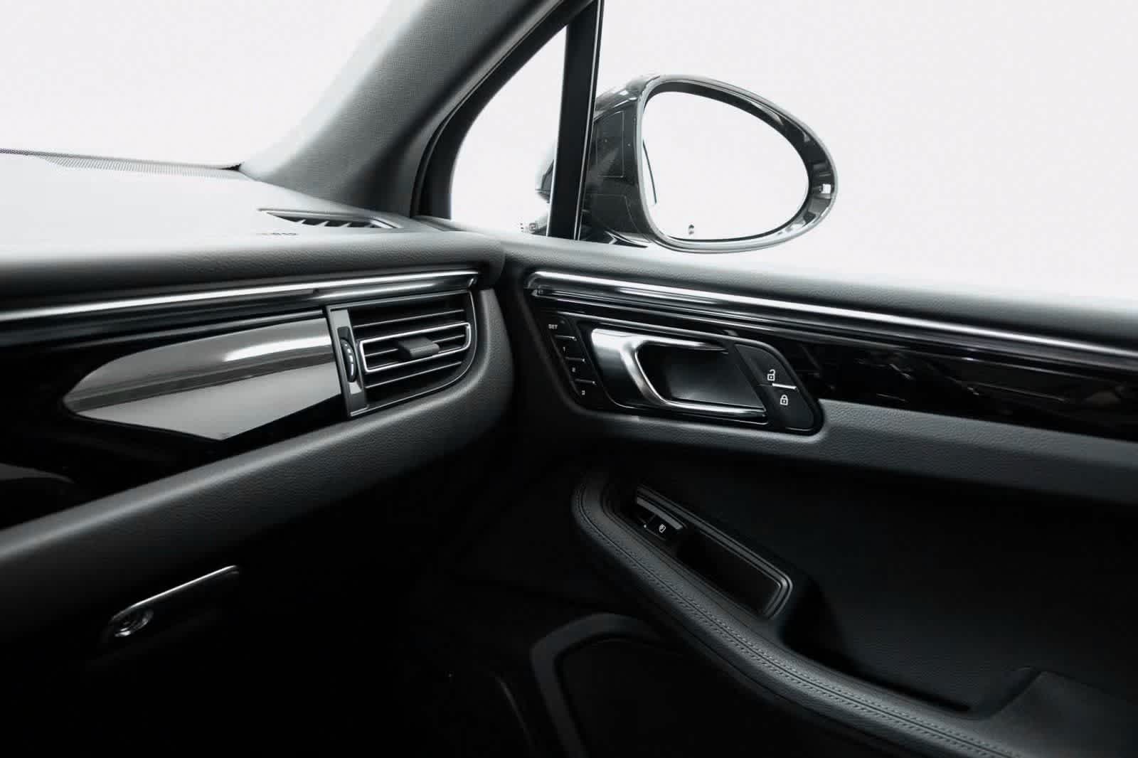 Thumbnail: 2025 Porsche Macan - 22