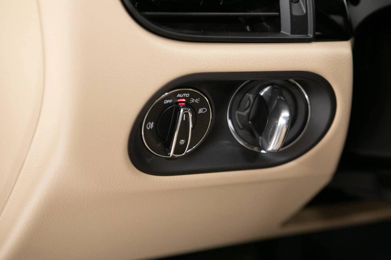 Thumbnail: 2026 Porsche Macan - 27