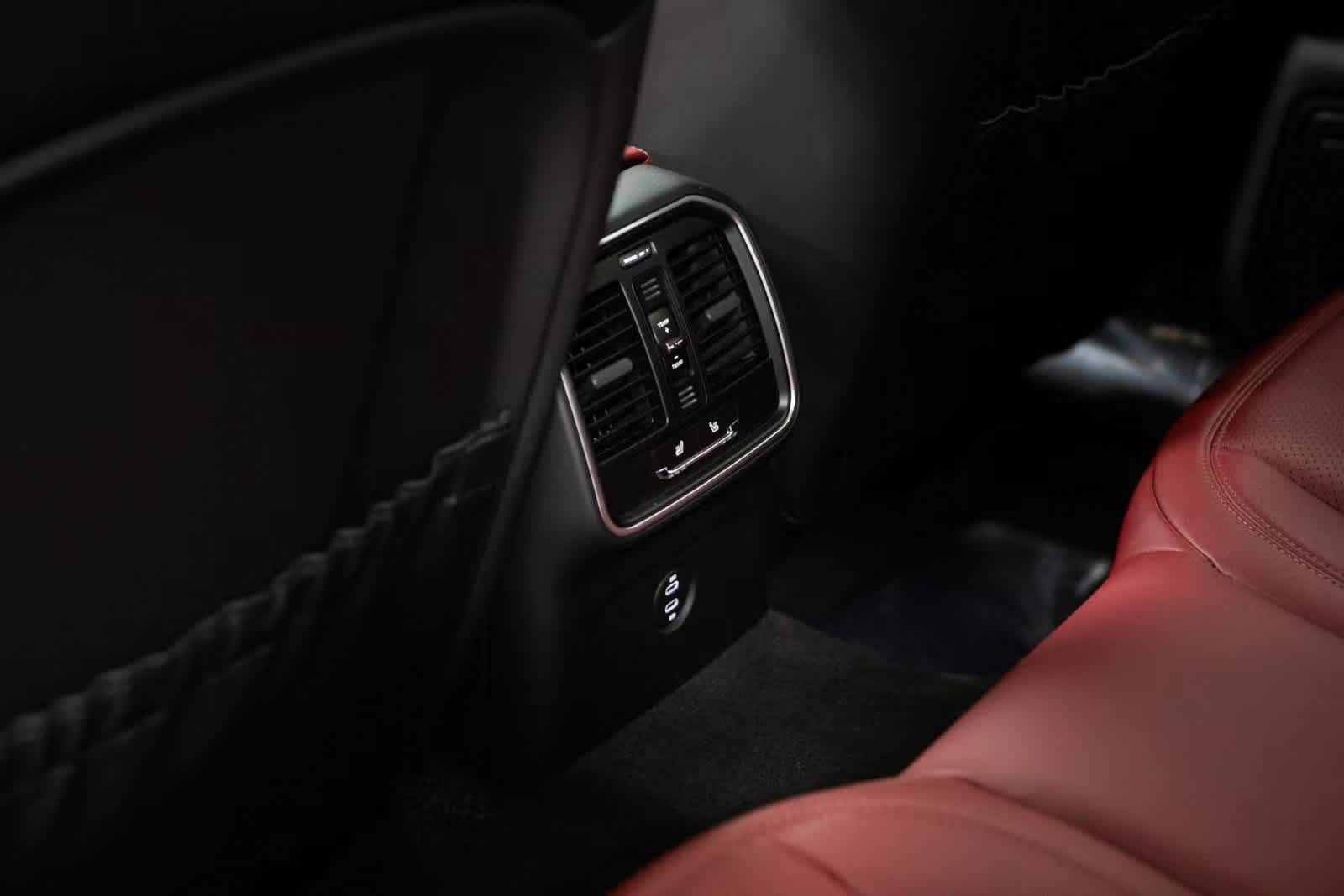 Thumbnail: 2025 Porsche Macan - 28