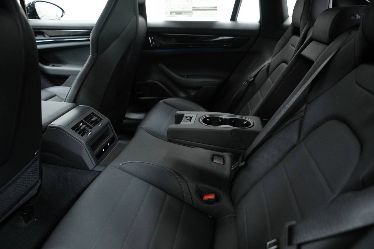 Thumbnail: 2026 Porsche Panamera - 36