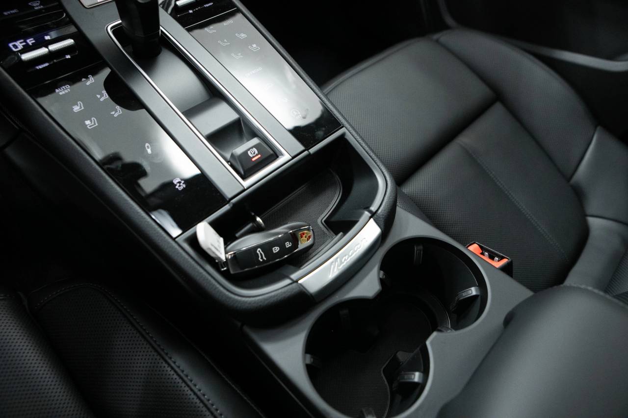 Thumbnail: 2026 Porsche Macan - 32