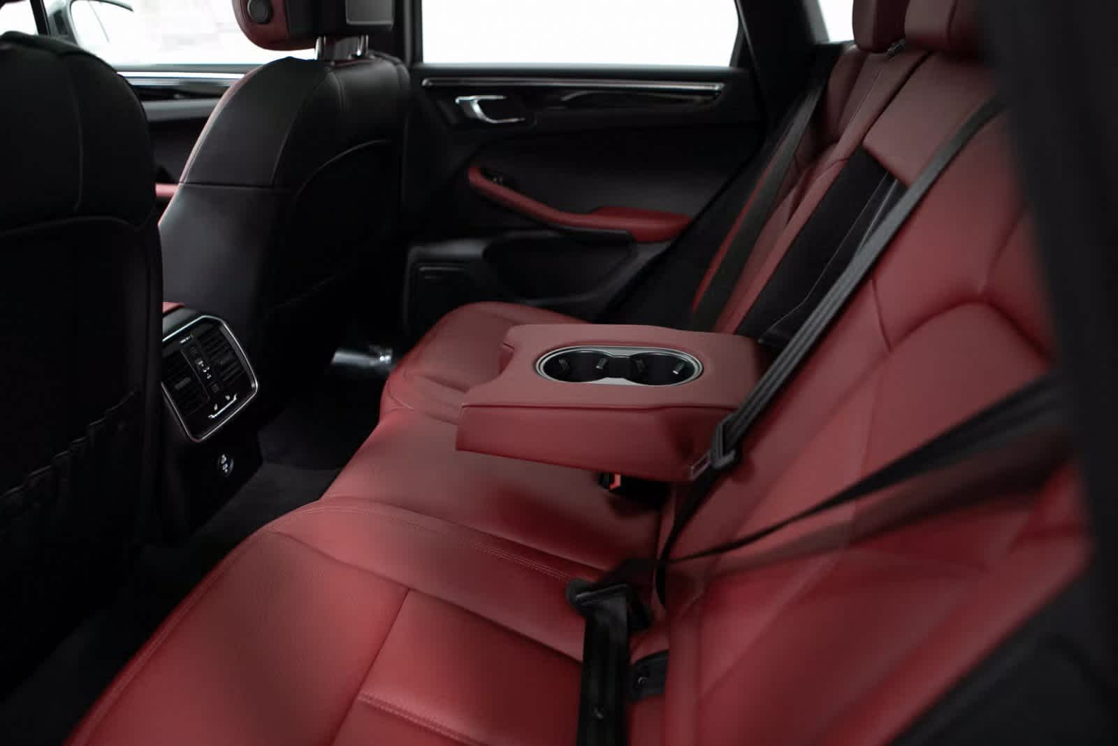 Thumbnail: 2025 Porsche Macan - 28