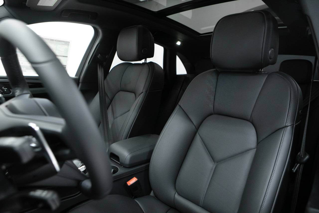 Thumbnail: 2026 Porsche Macan - 5