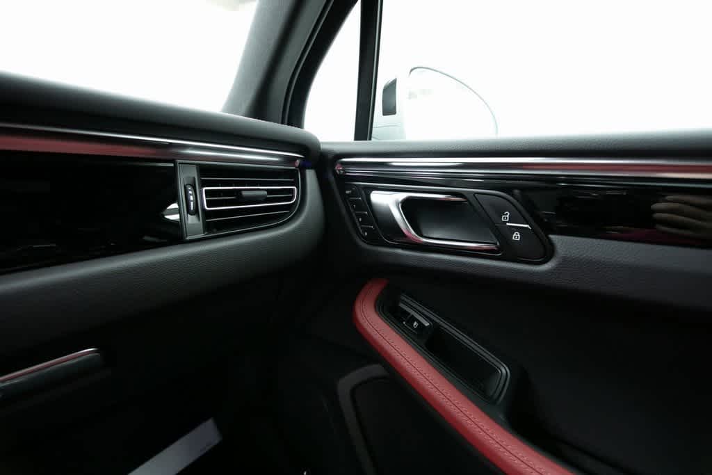 Thumbnail: 2025 Porsche Macan - 25
