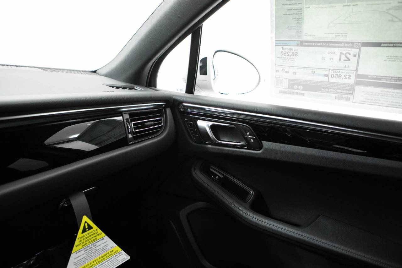 Thumbnail: 2026 Porsche Macan - 32