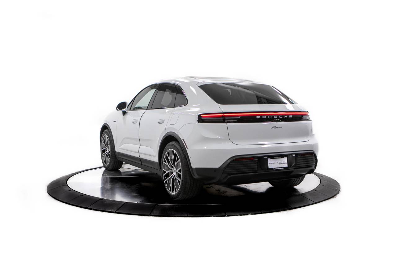 Thumbnail: 2026 Porsche Macan - 3