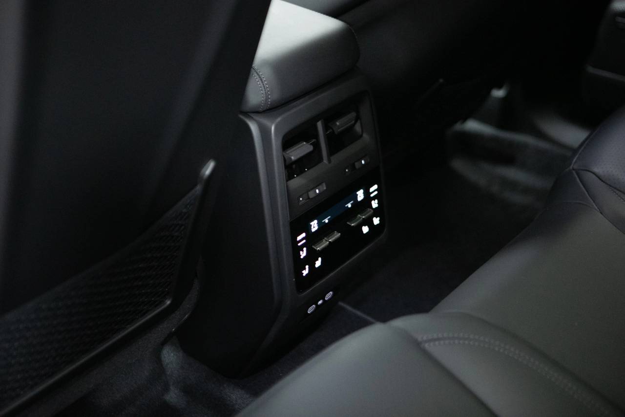 Thumbnail: 2025 Porsche Macan - 37