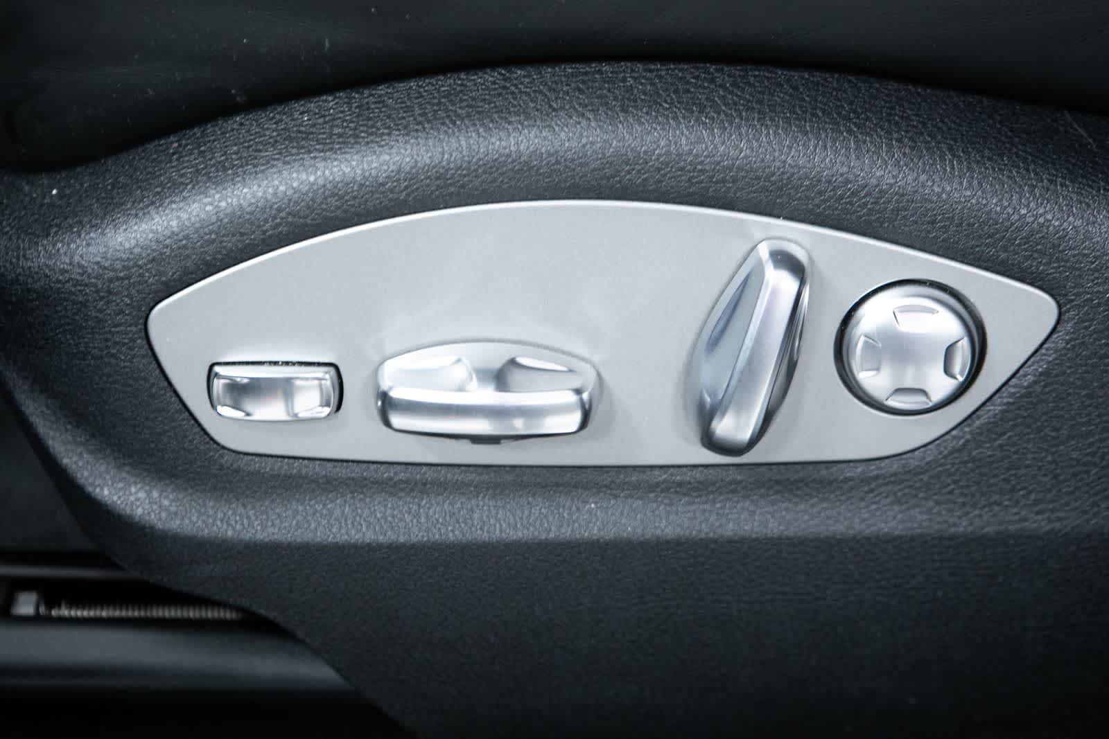 Thumbnail: 2026 Porsche Macan - 23