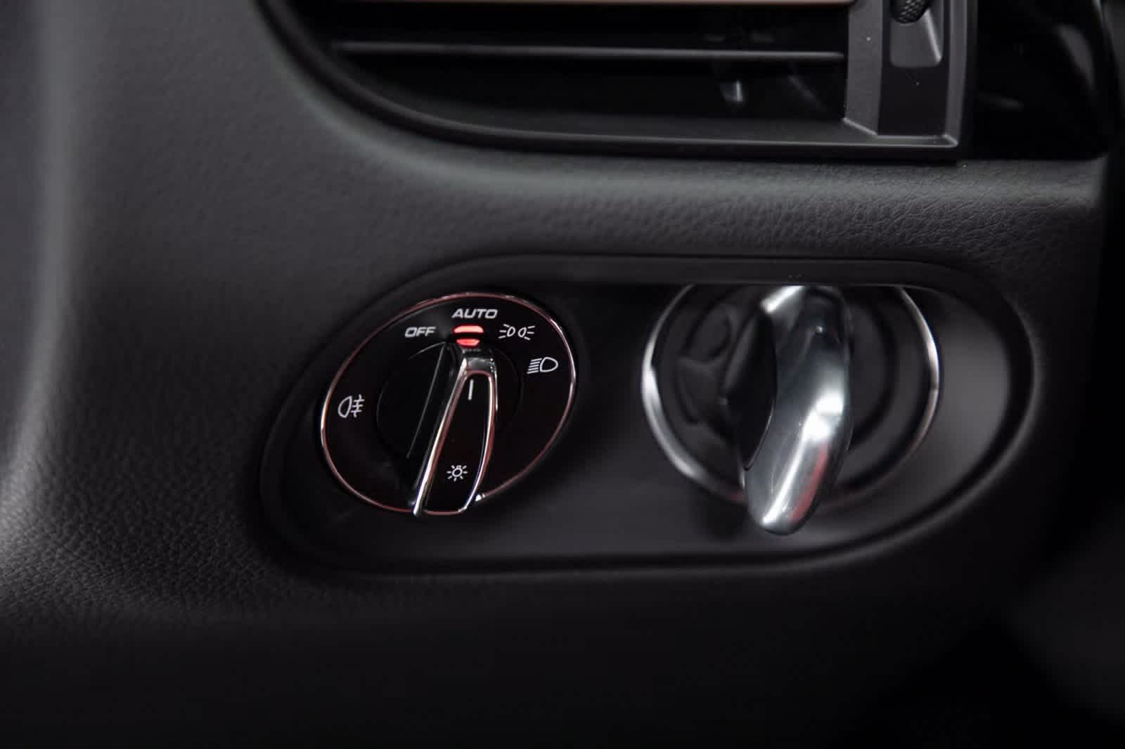 Thumbnail: 2025 Porsche Macan - 21