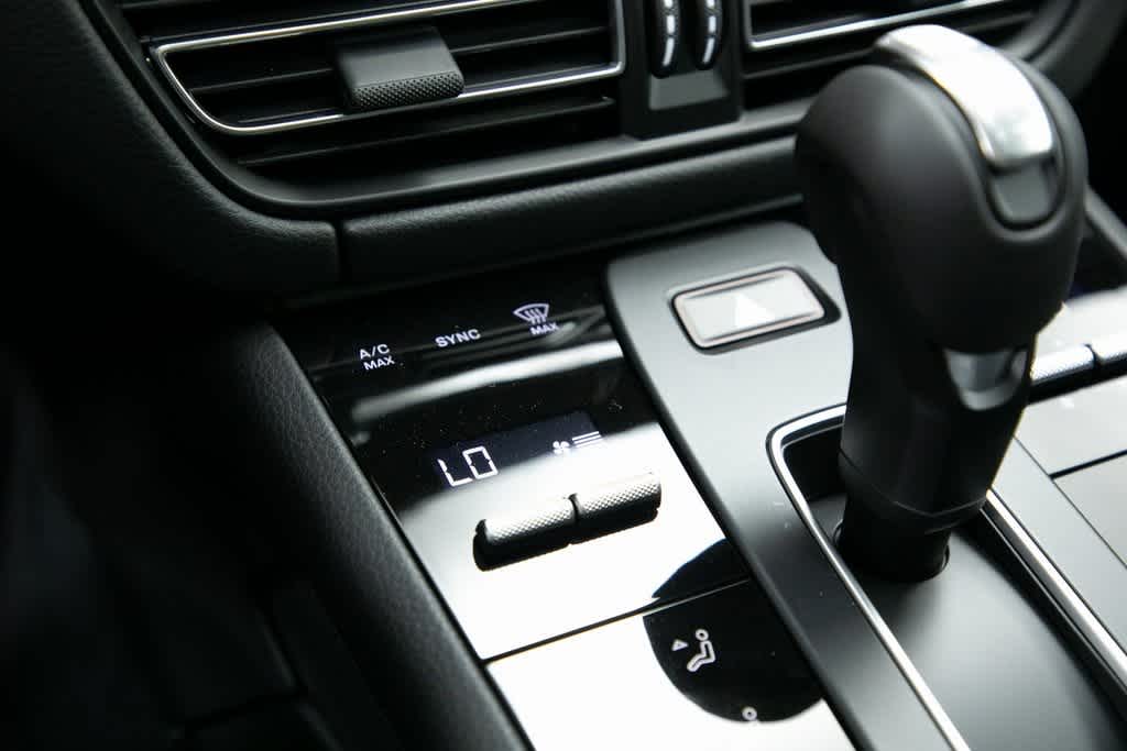 Thumbnail: 2025 Porsche Macan - 23