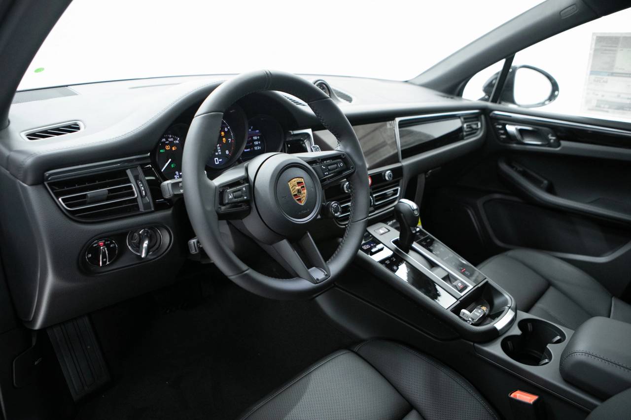 Thumbnail: 2026 Porsche Macan - 4