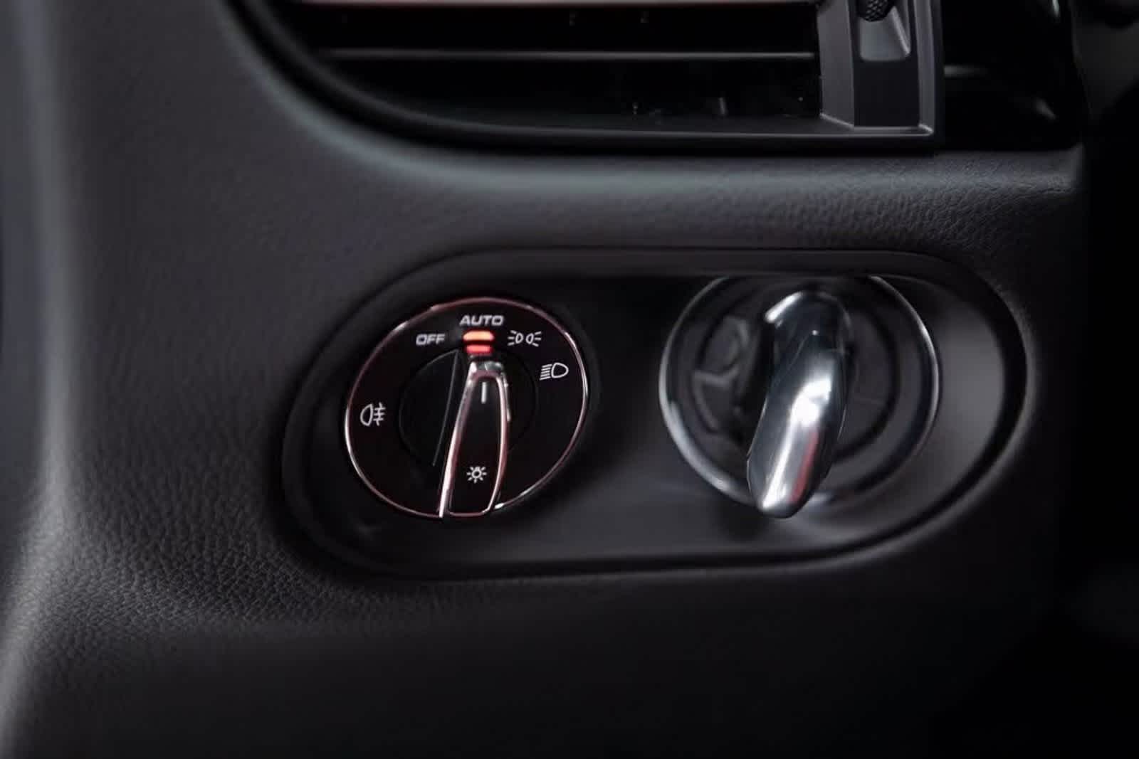 Thumbnail: 2025 Porsche Macan - 21