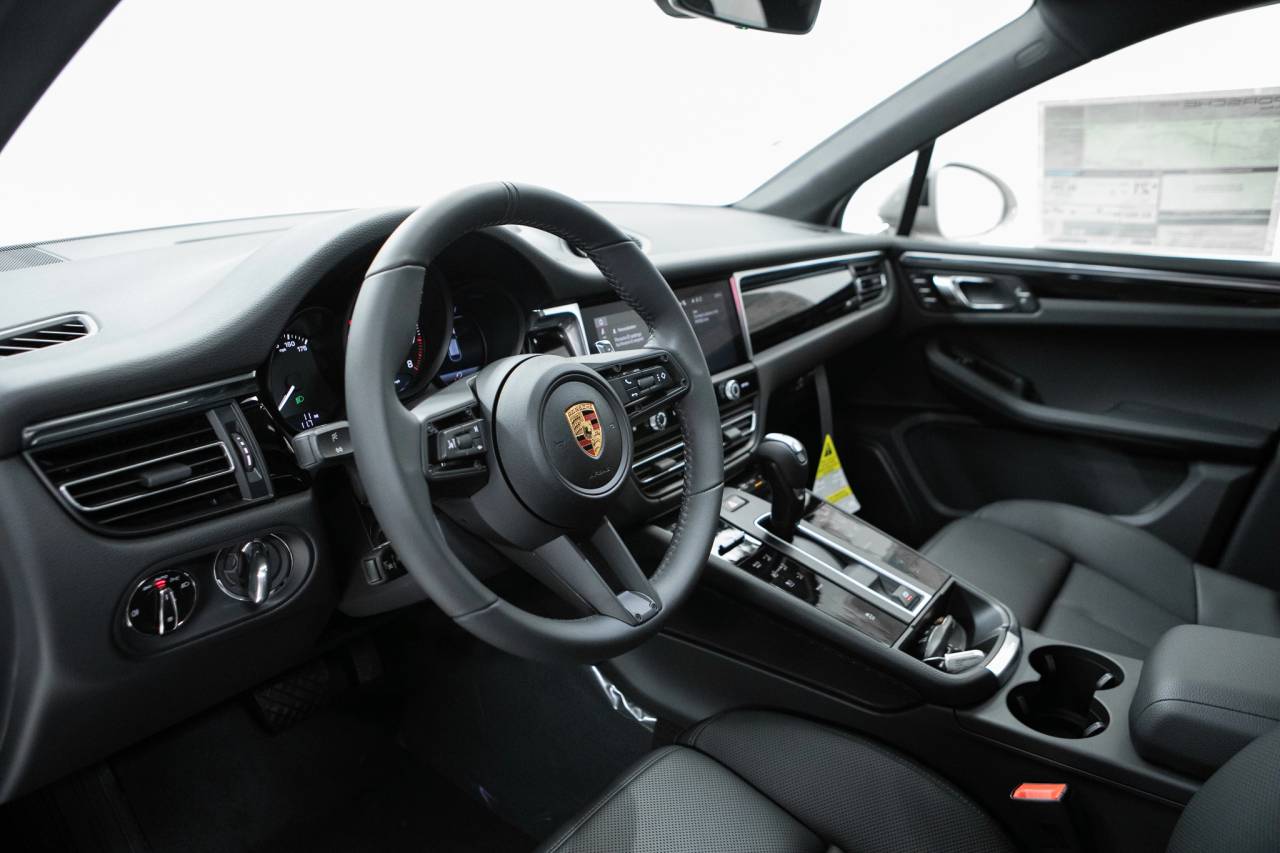 Thumbnail: 2026 Porsche Macan - 4