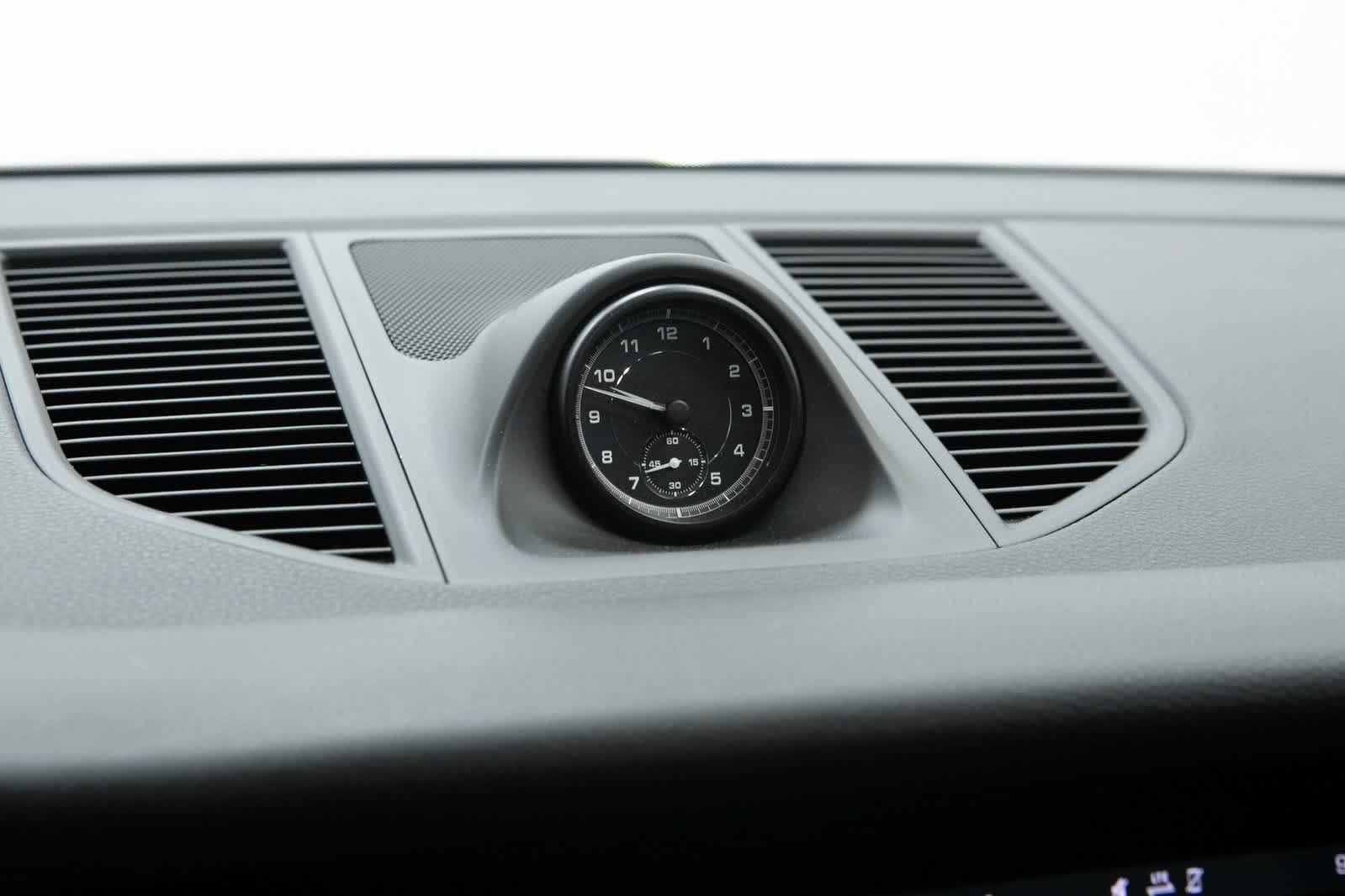 Thumbnail: 2023 Porsche Macan - 25