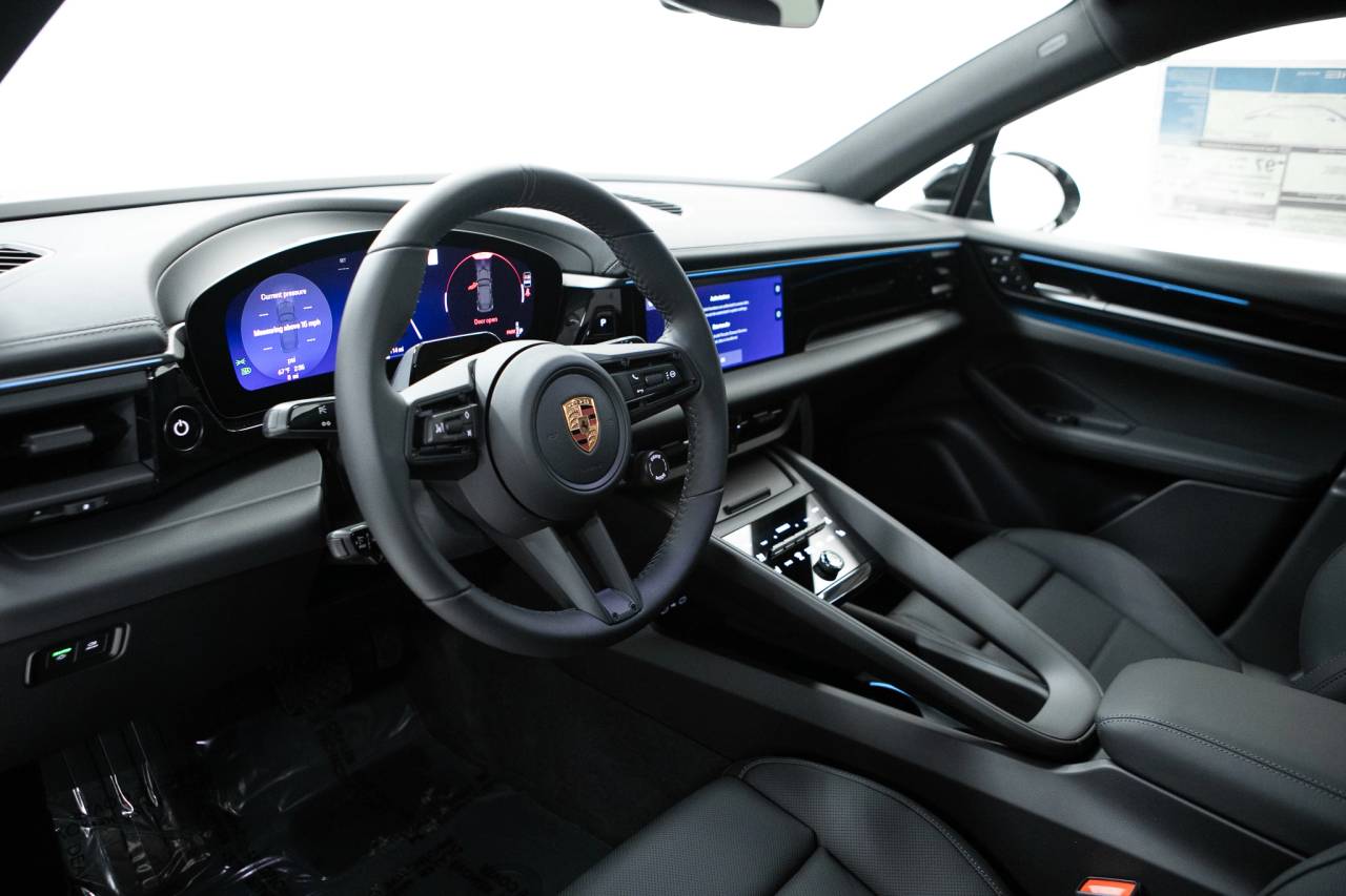 Thumbnail: 2026 Porsche Macan - 4