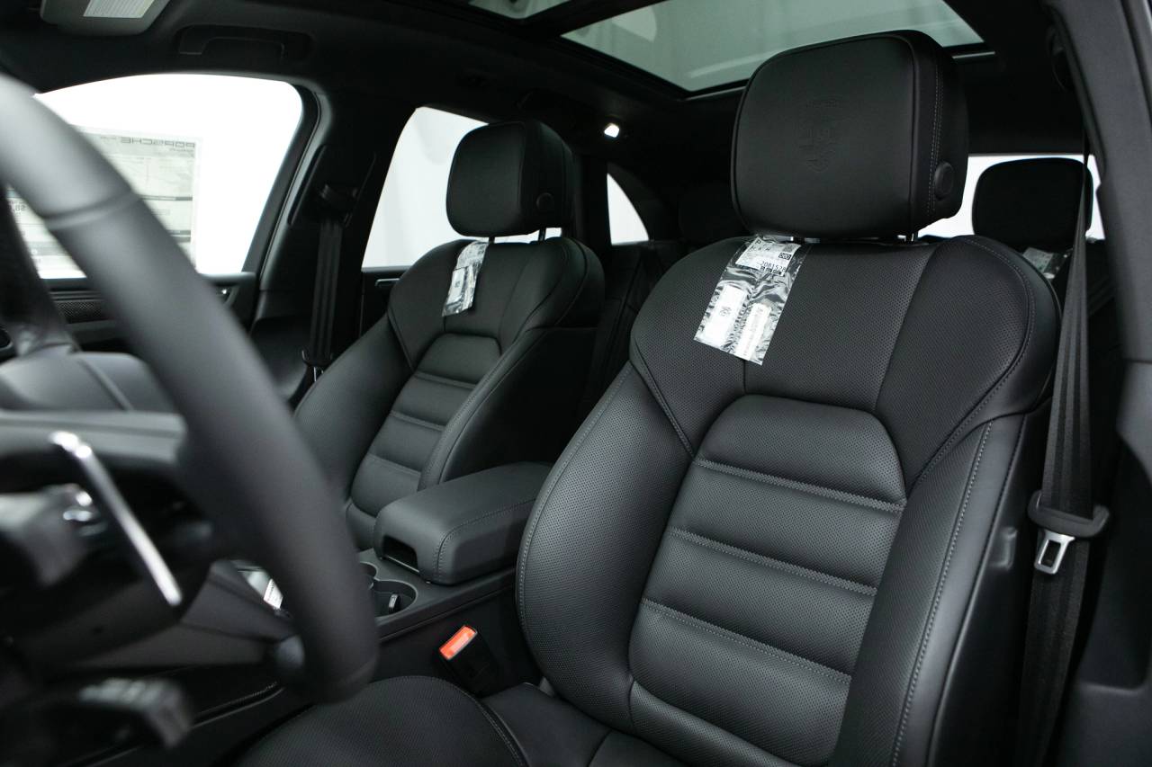 Thumbnail: 2026 Porsche Macan - 5