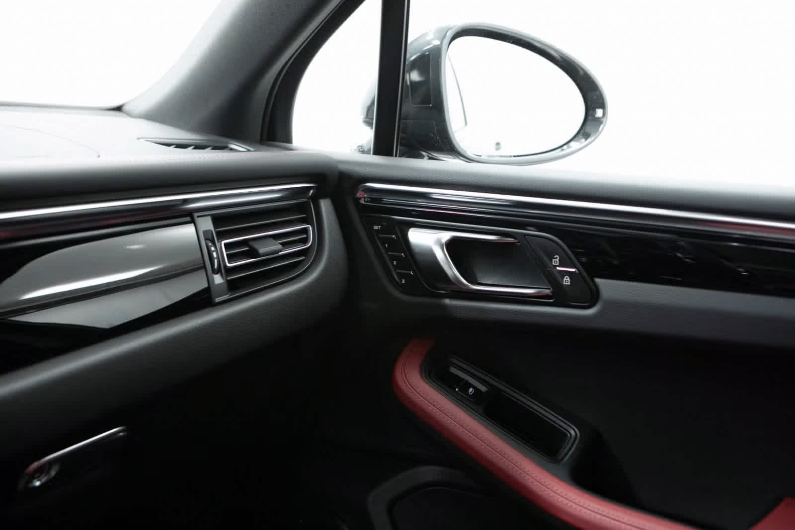 Thumbnail: 2025 Porsche Macan - 23