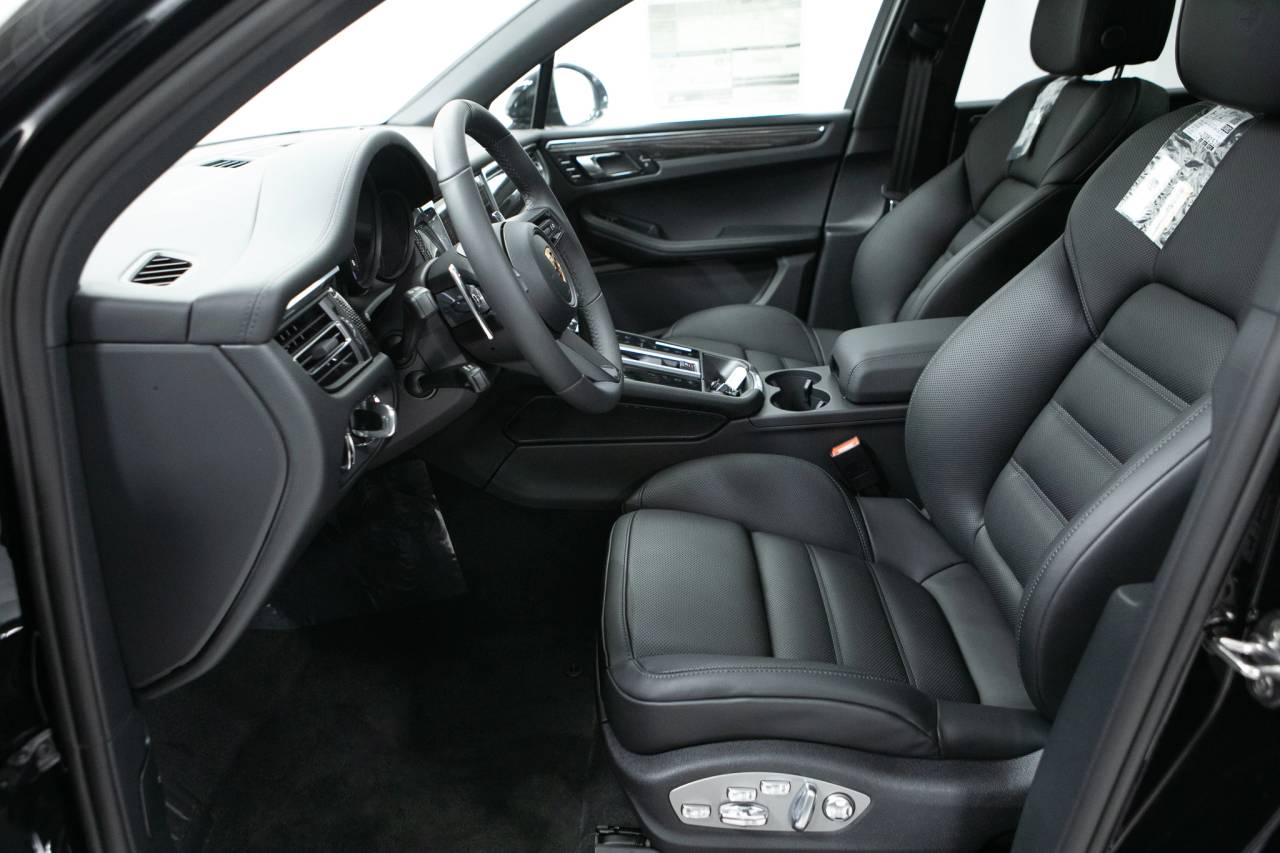 Thumbnail: 2026 Porsche Macan - 23