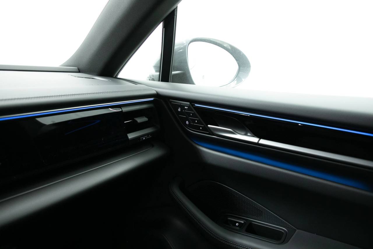 Thumbnail: 2025 Porsche Macan - 33