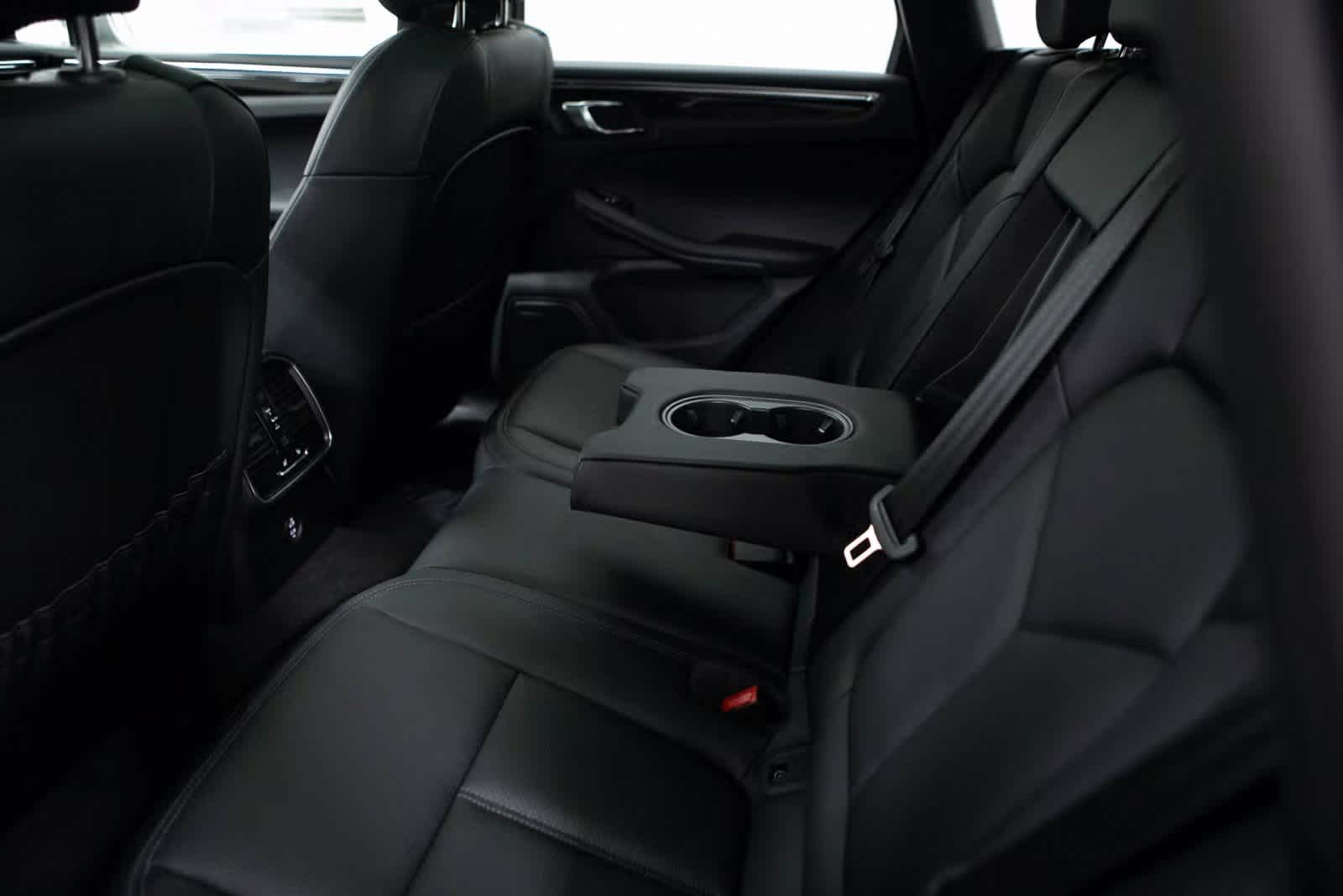 Thumbnail: 2025 Porsche Macan - 28