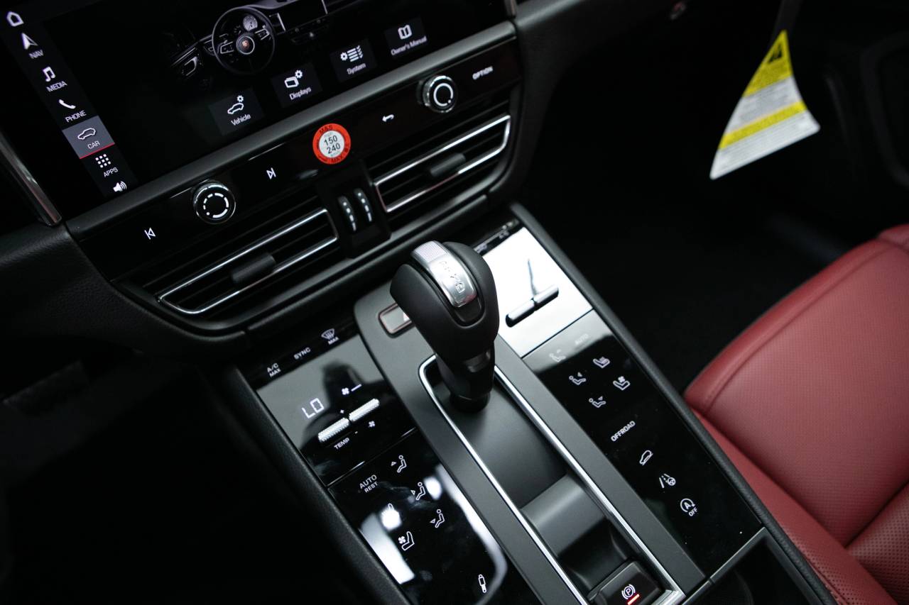 Thumbnail: 2026 Porsche Macan - 27