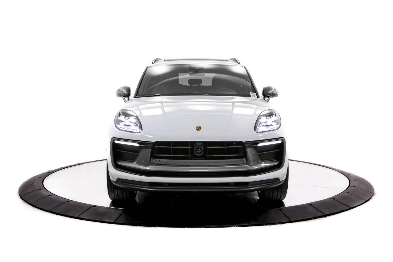 Thumbnail: 2026 Porsche Macan - 10