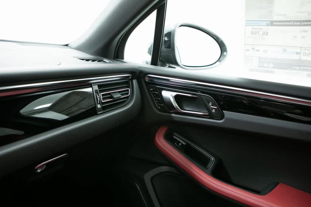 Thumbnail: 2025 Porsche Macan - 29