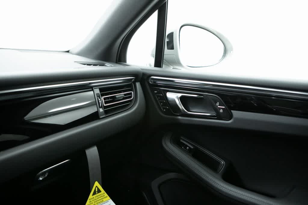Thumbnail: 2025 Porsche Macan - 29