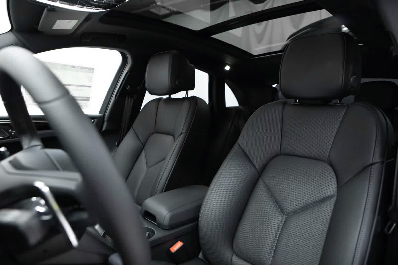 Thumbnail: 2026 Porsche Macan - 5
