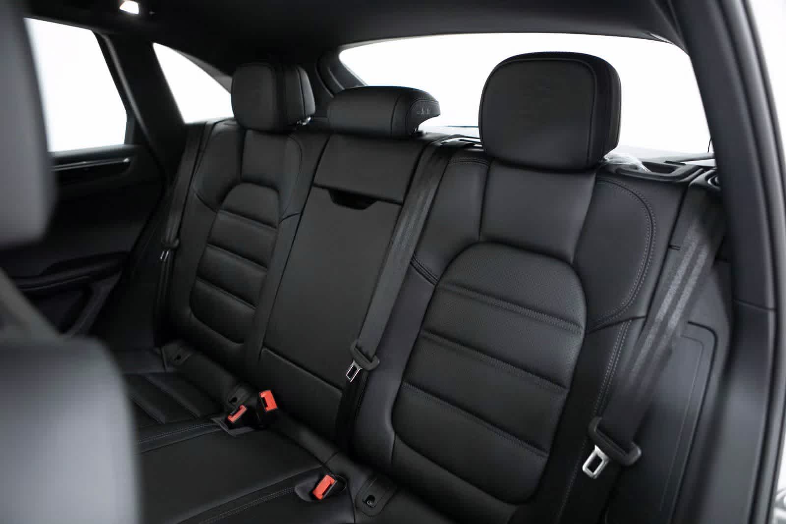 Thumbnail: 2025 Porsche Macan - 30