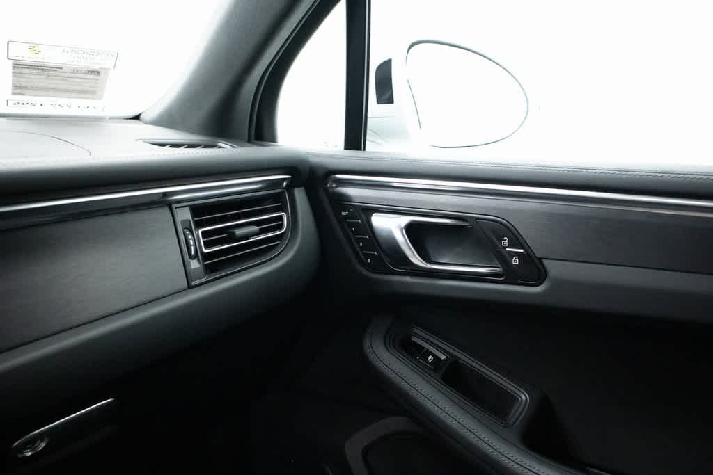 Thumbnail: 2024 Porsche Macan - 24