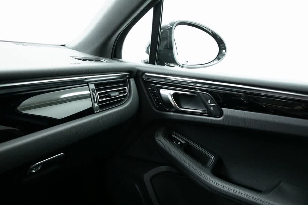 Thumbnail: 2025 Porsche Macan - 25
