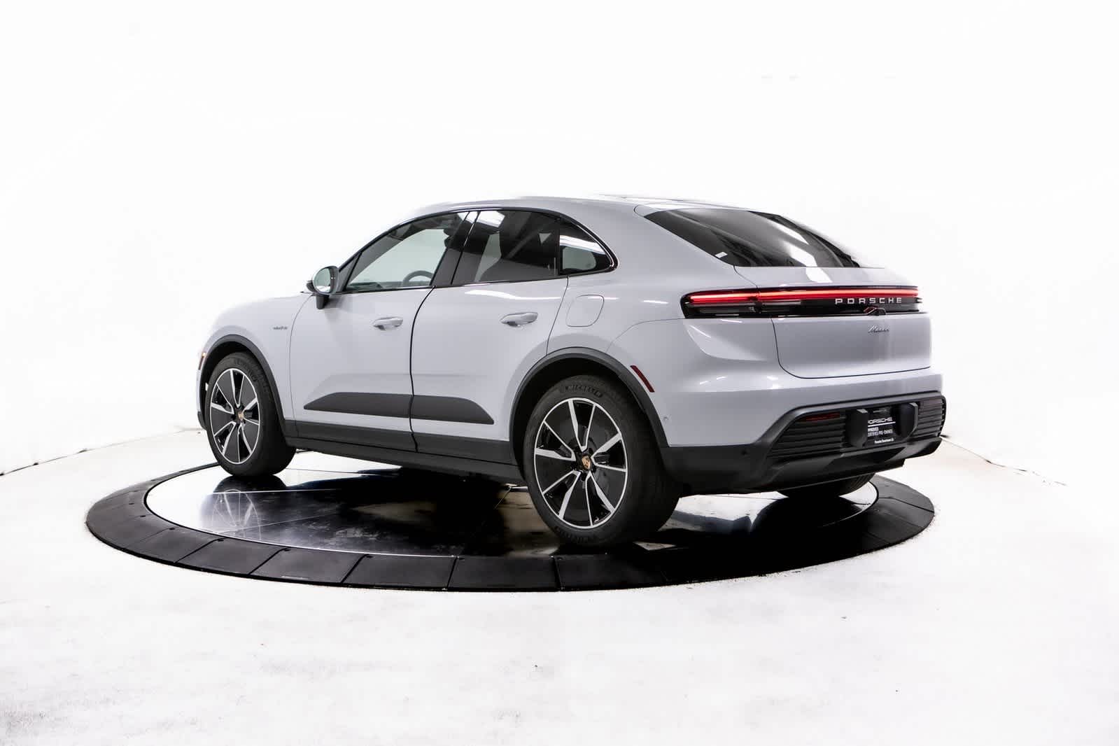 Thumbnail: 2025 Porsche Macan - 3