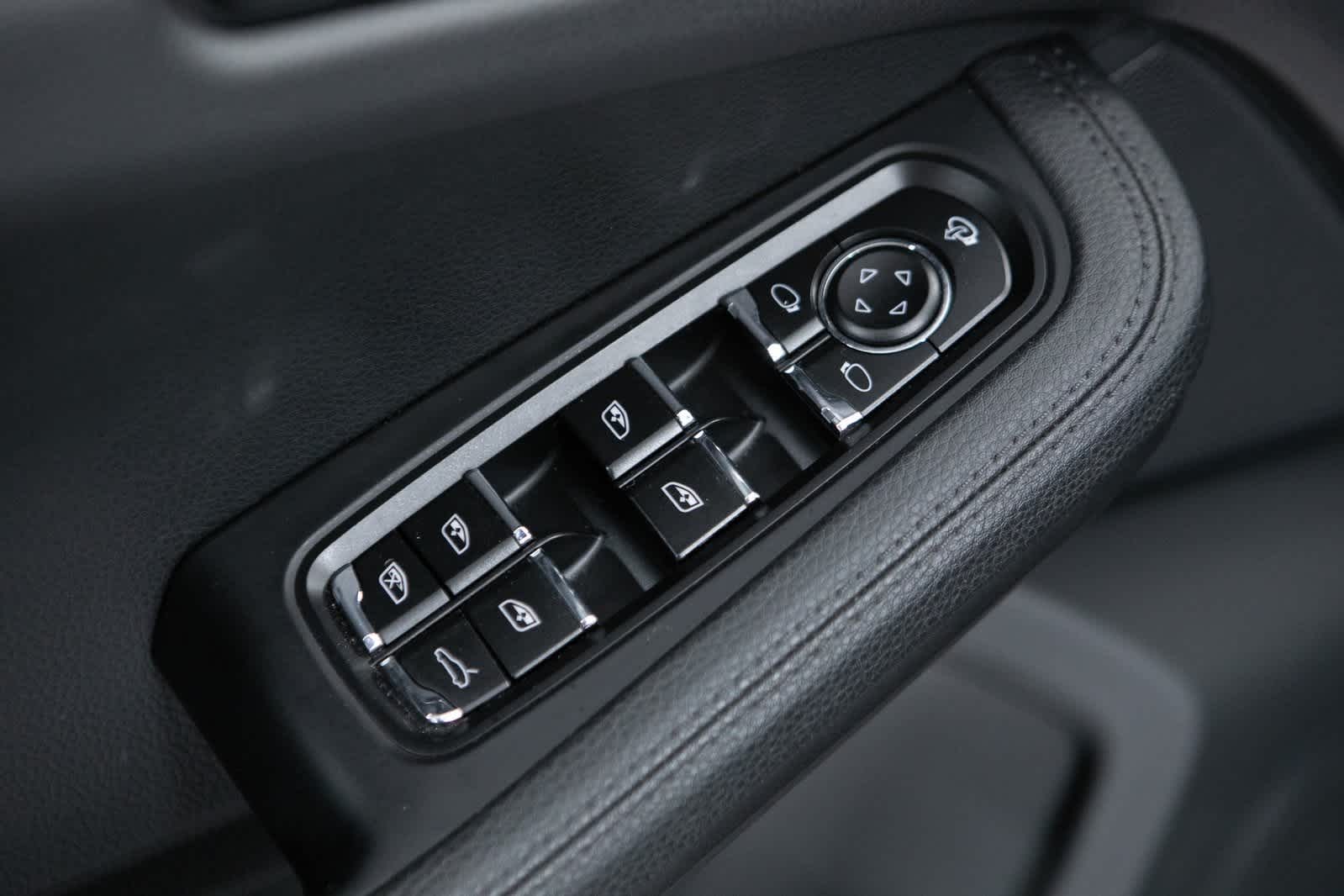 Thumbnail: 2023 Porsche Macan - 18