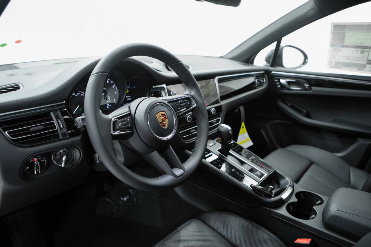 Thumbnail: 2026 Porsche Macan - 4