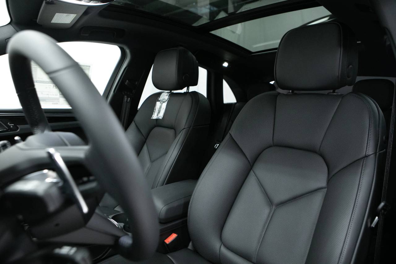 Thumbnail: 2026 Porsche Macan - 5