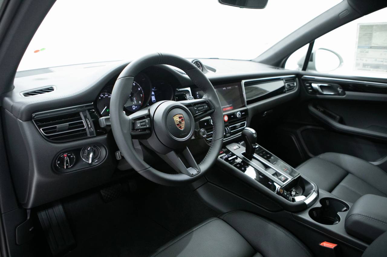 Thumbnail: 2026 Porsche Macan - 4