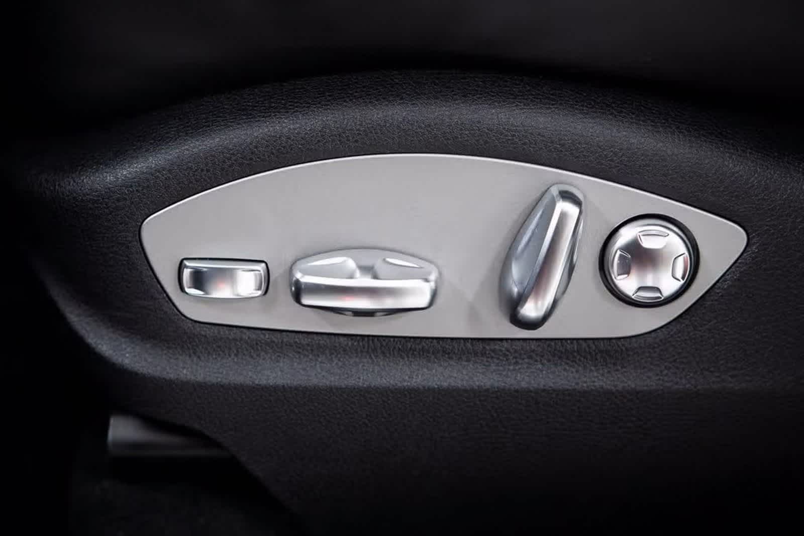 Thumbnail: 2025 Porsche Macan - 18