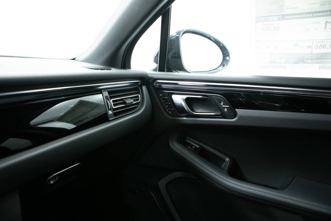 Thumbnail: 2026 Porsche Macan - 31