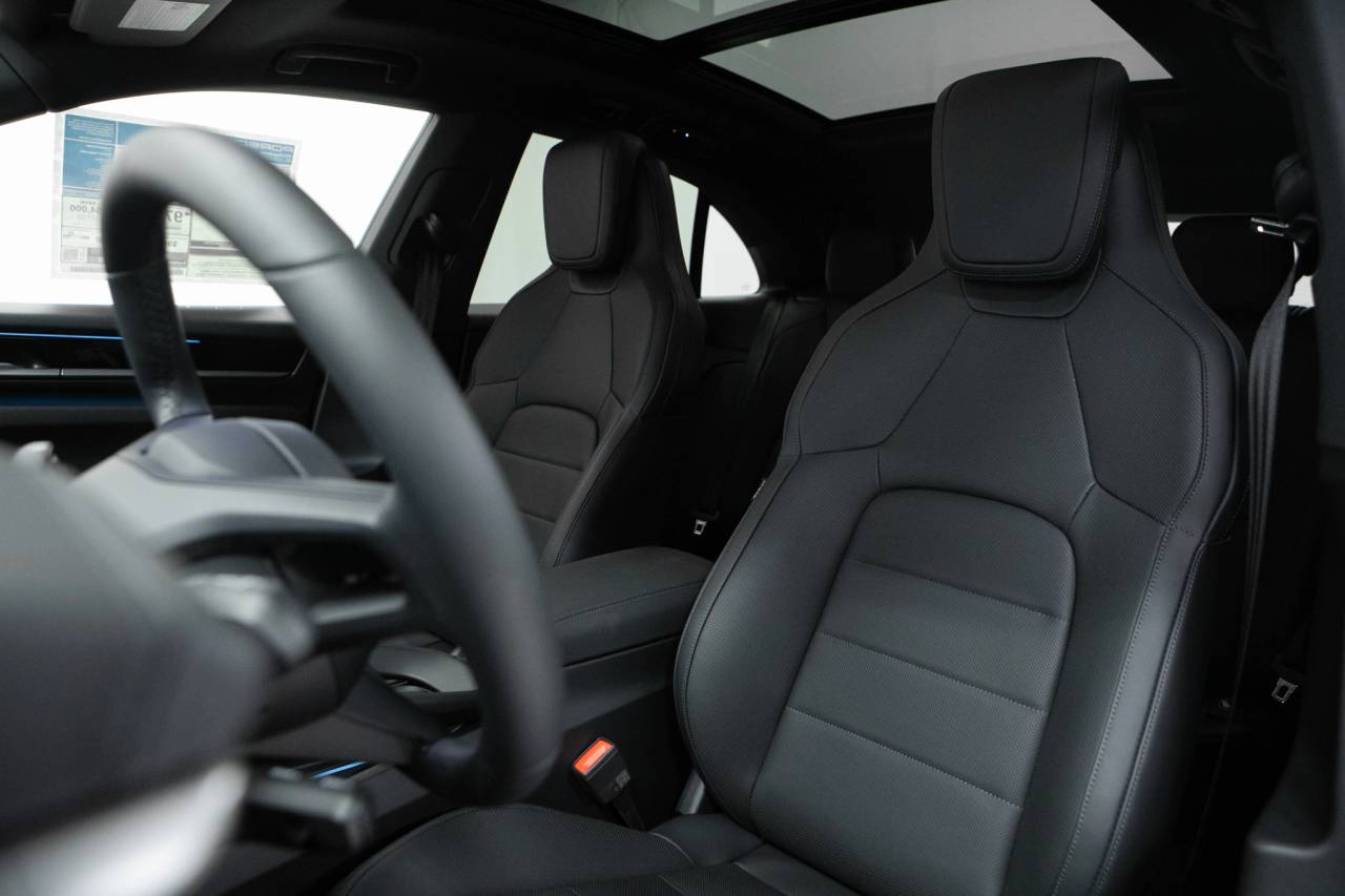 Thumbnail: 2026 Porsche Macan - 5