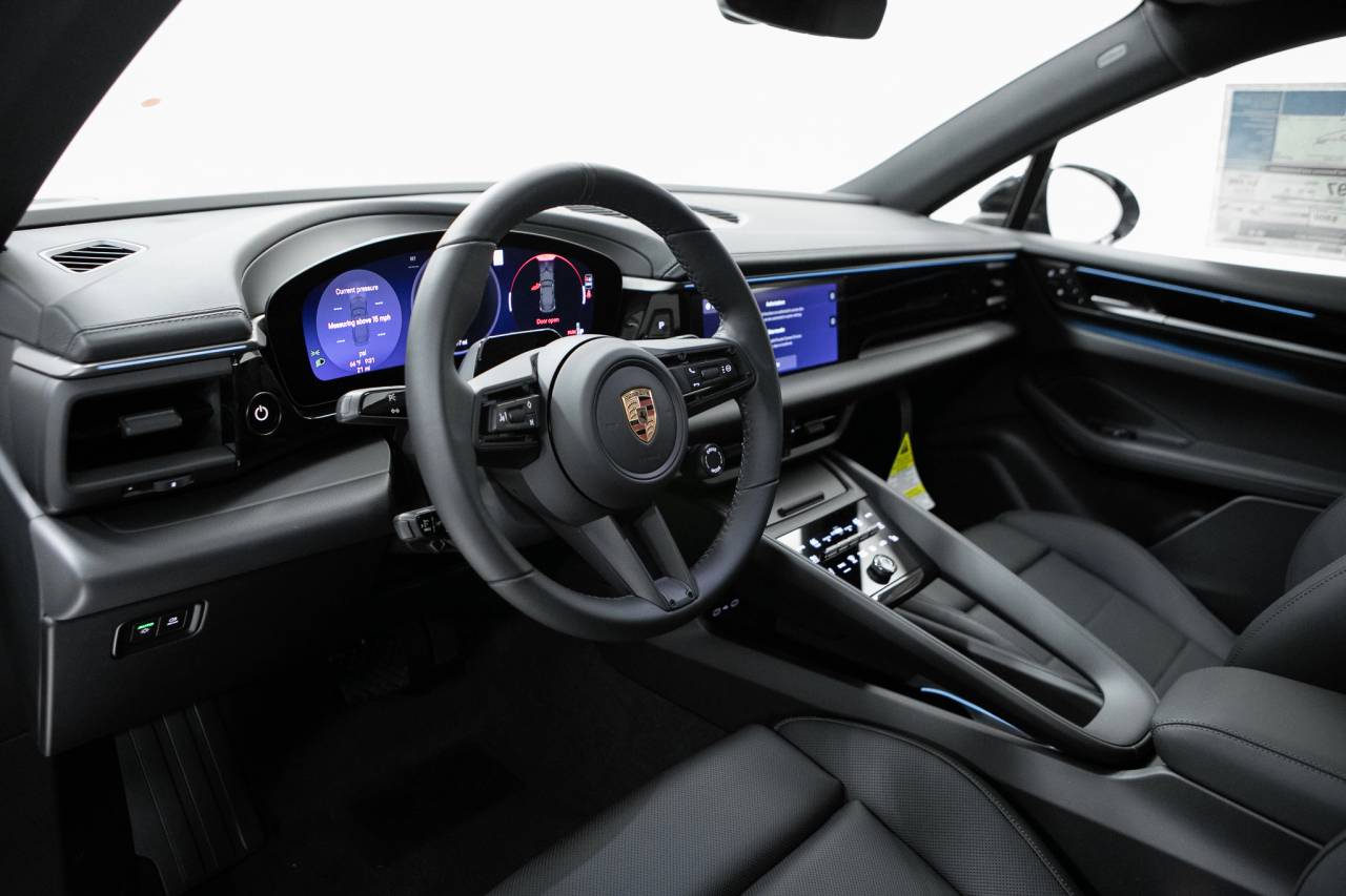 Thumbnail: 2026 Porsche Macan - 4