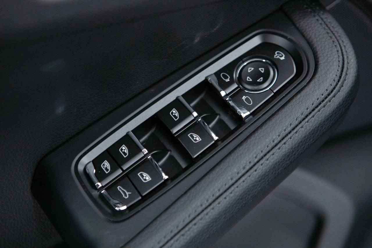 Thumbnail: 2026 Porsche Macan - 26