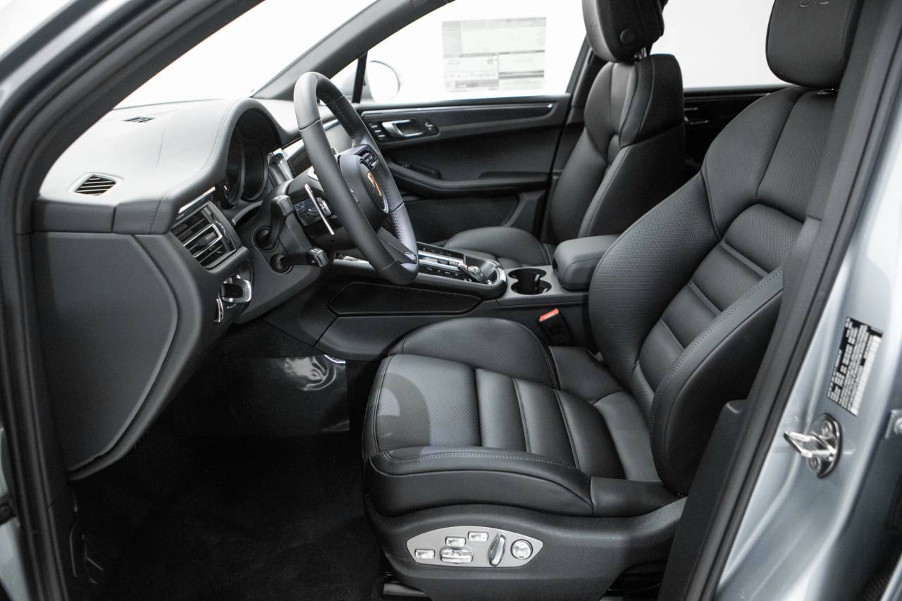 Thumbnail: 2026 Porsche Macan - 22