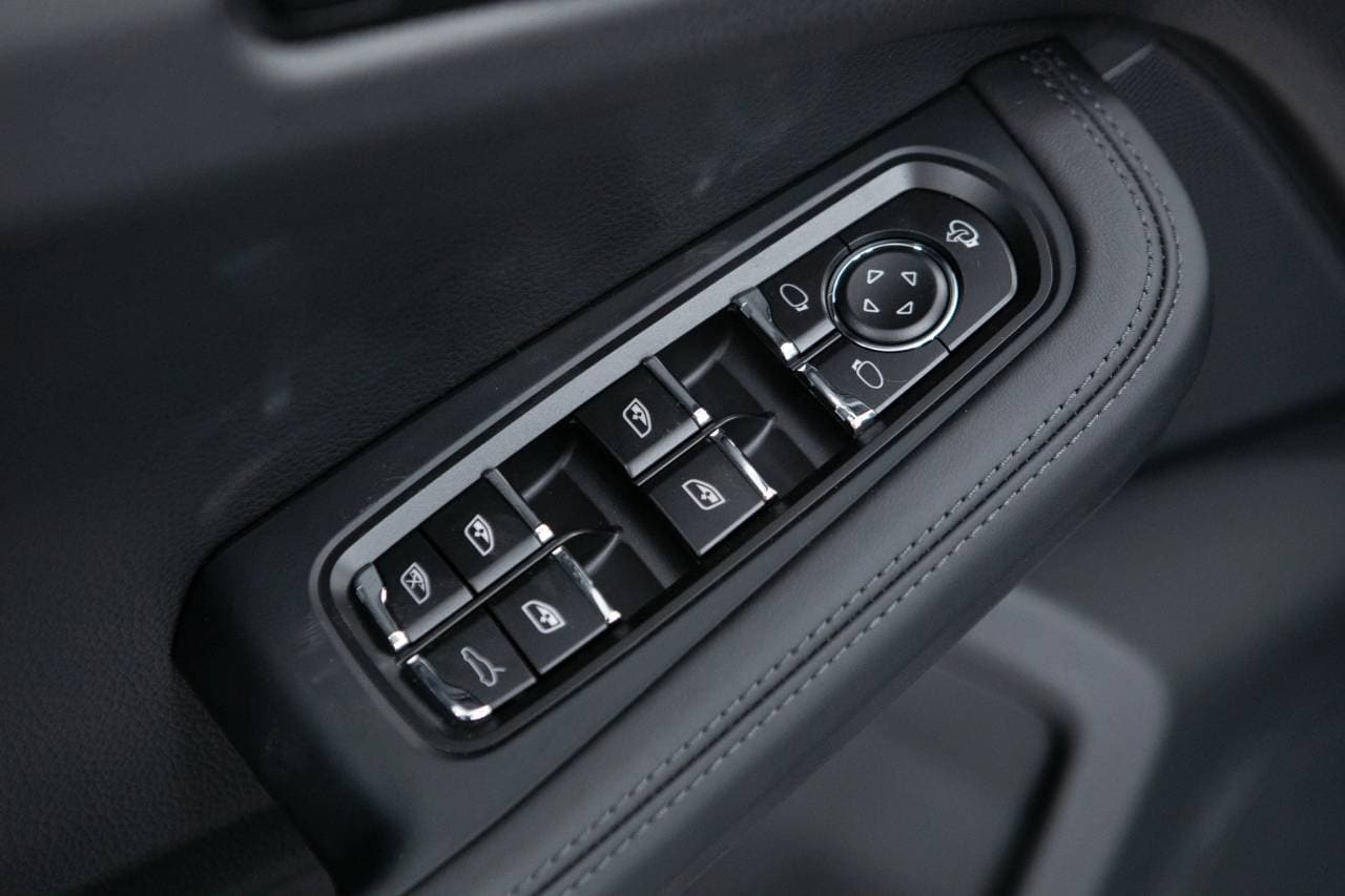 Thumbnail: 2026 Porsche Macan - 25