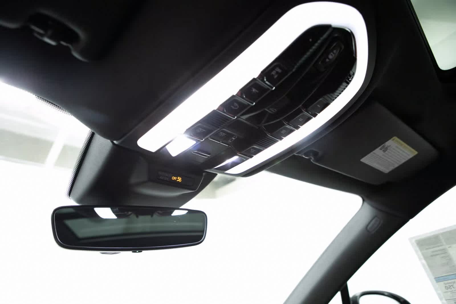 Thumbnail: 2025 Porsche Macan - 25