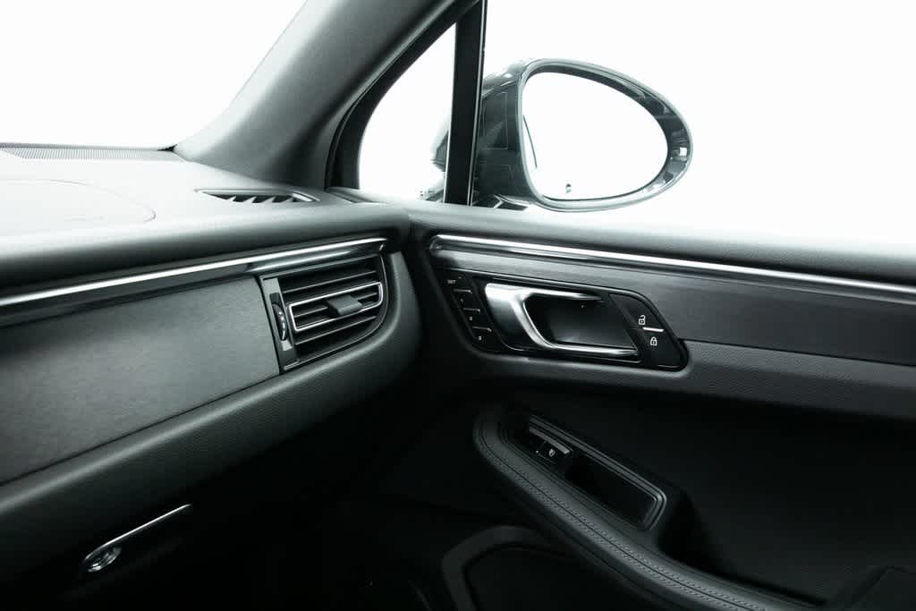 Thumbnail: 2025 Porsche Macan - 24