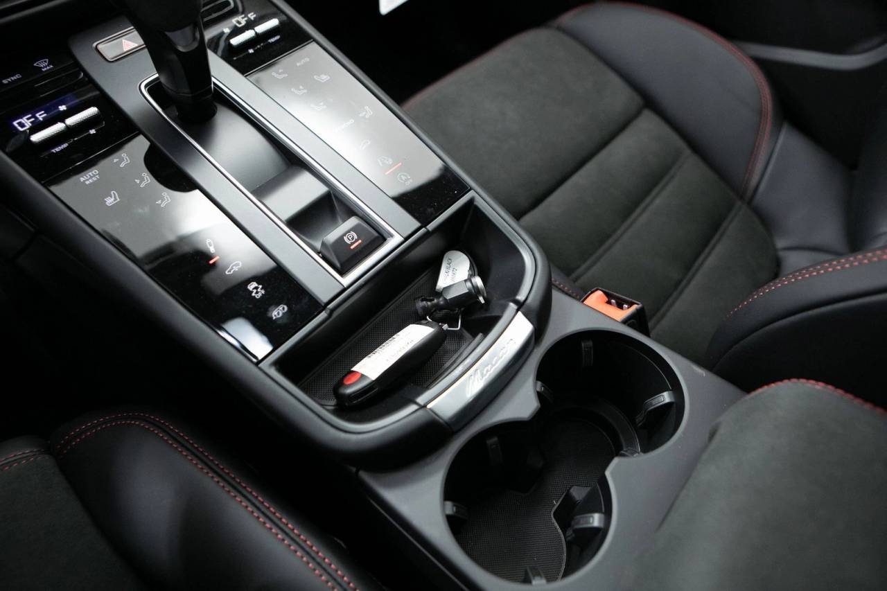 Thumbnail: 2026 Porsche Macan - 23