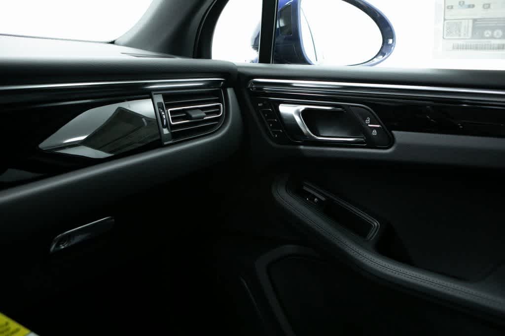 Thumbnail: 2025 Porsche Macan - 30