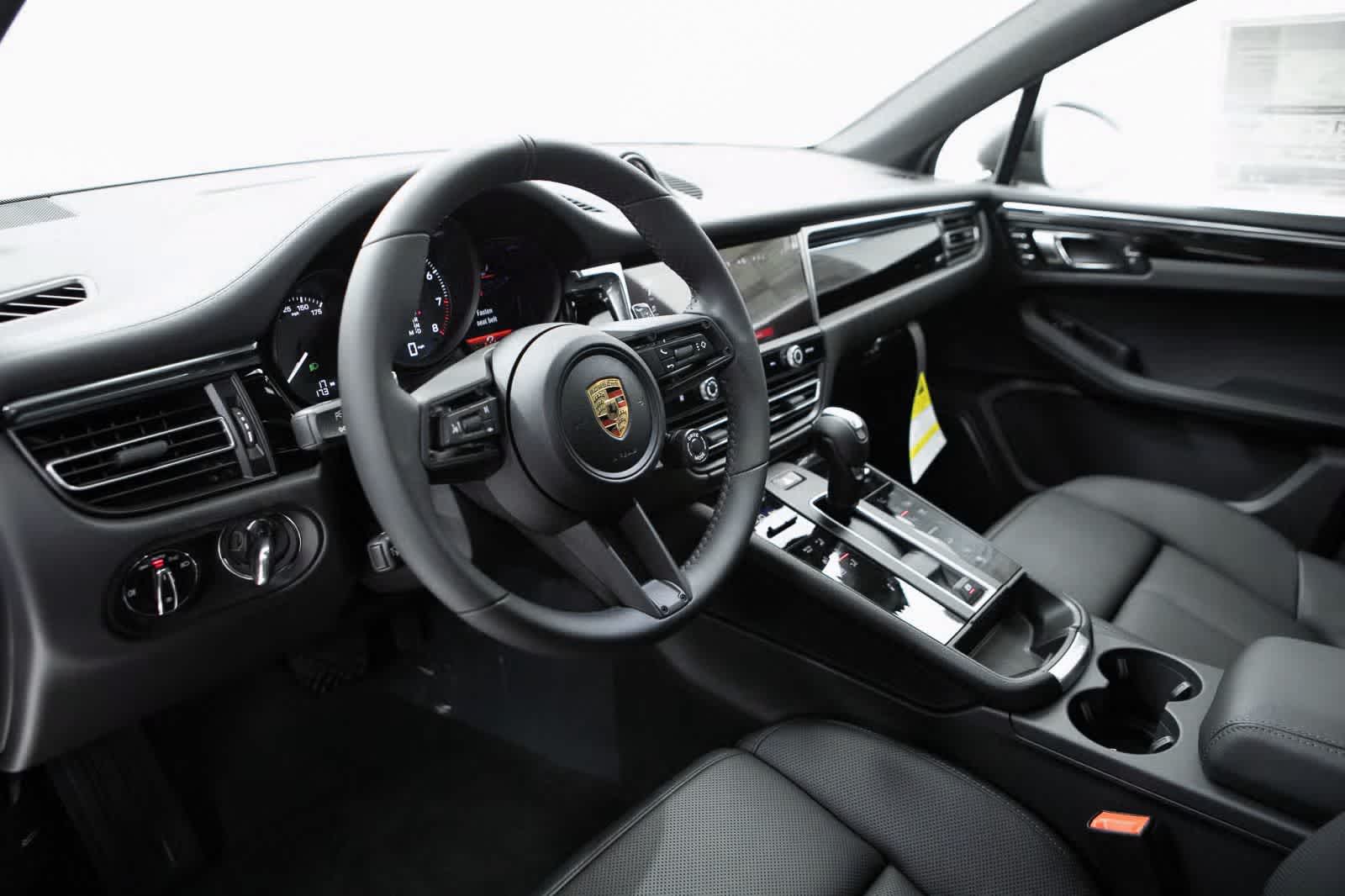 Thumbnail: 2026 Porsche Macan - 4